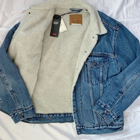 NWT LEVIS Ex-Boyfriend Sherpa Trucker Jacket - Picture 2 of 5